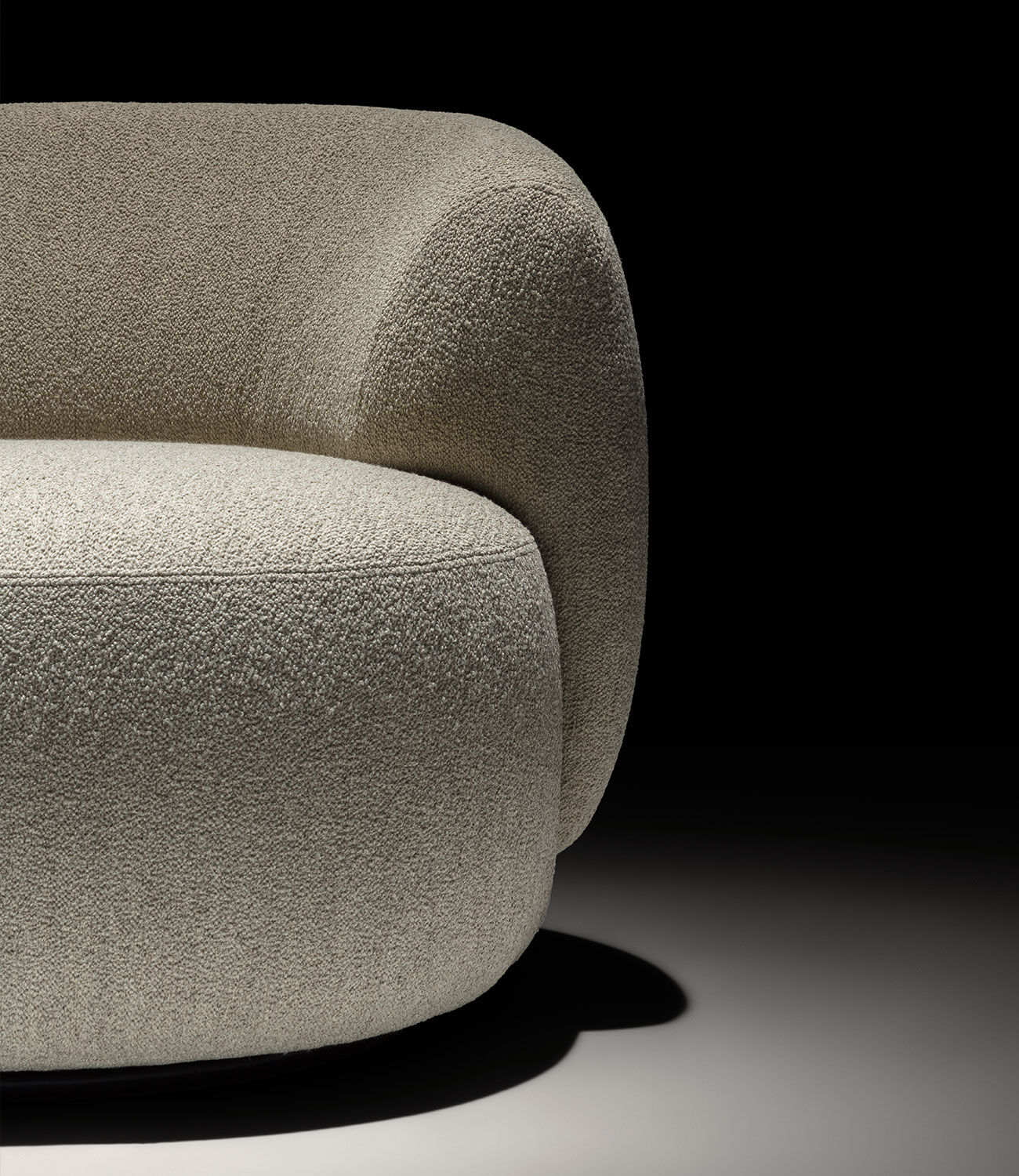 Twils presenta la poltrona Kamarina, disegnata da Paolo Grasselli.